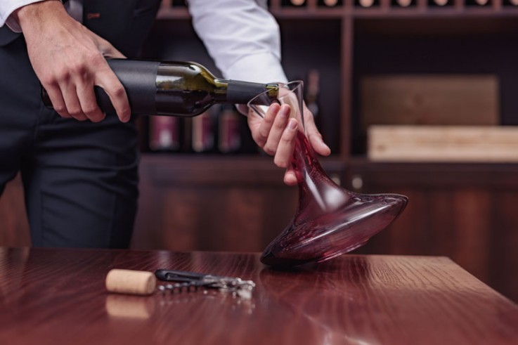 Decantar un vino: paso a paso para apasionados del ritual
