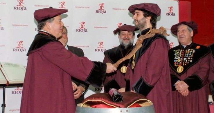 El guionista de 'Ocho apellidos vascos', investido cofrade del Rioja