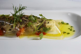Queso de cabra y germinados bajo un velo de néctar de pimiento
